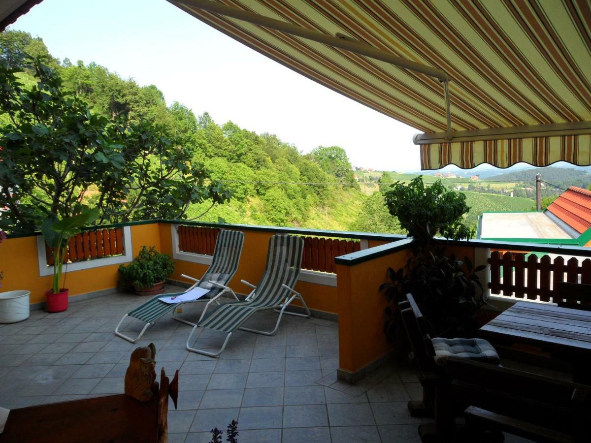 Weingut Stoff Bed & Breakfast Kitzeck im Sausal Exterior photo